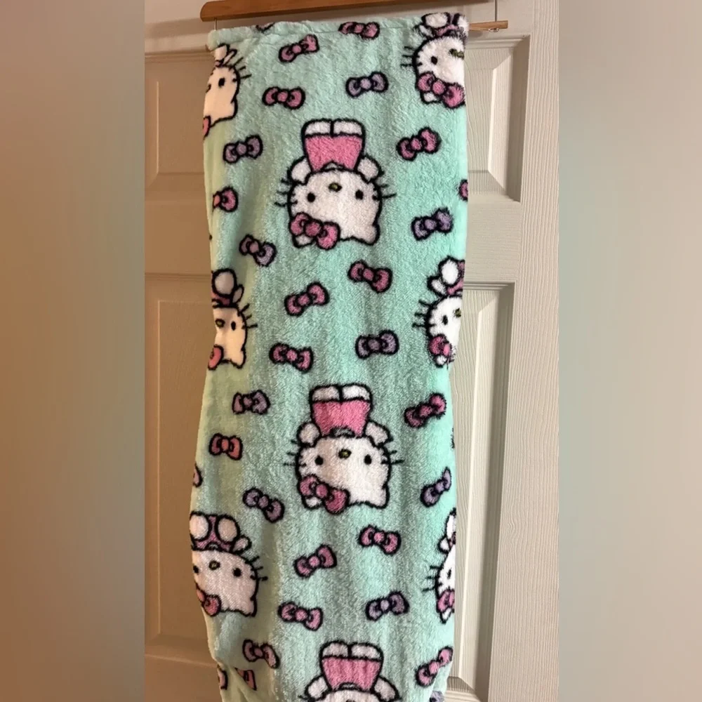 Hello Kitty Throw Blanket - Picture 2 of 6
